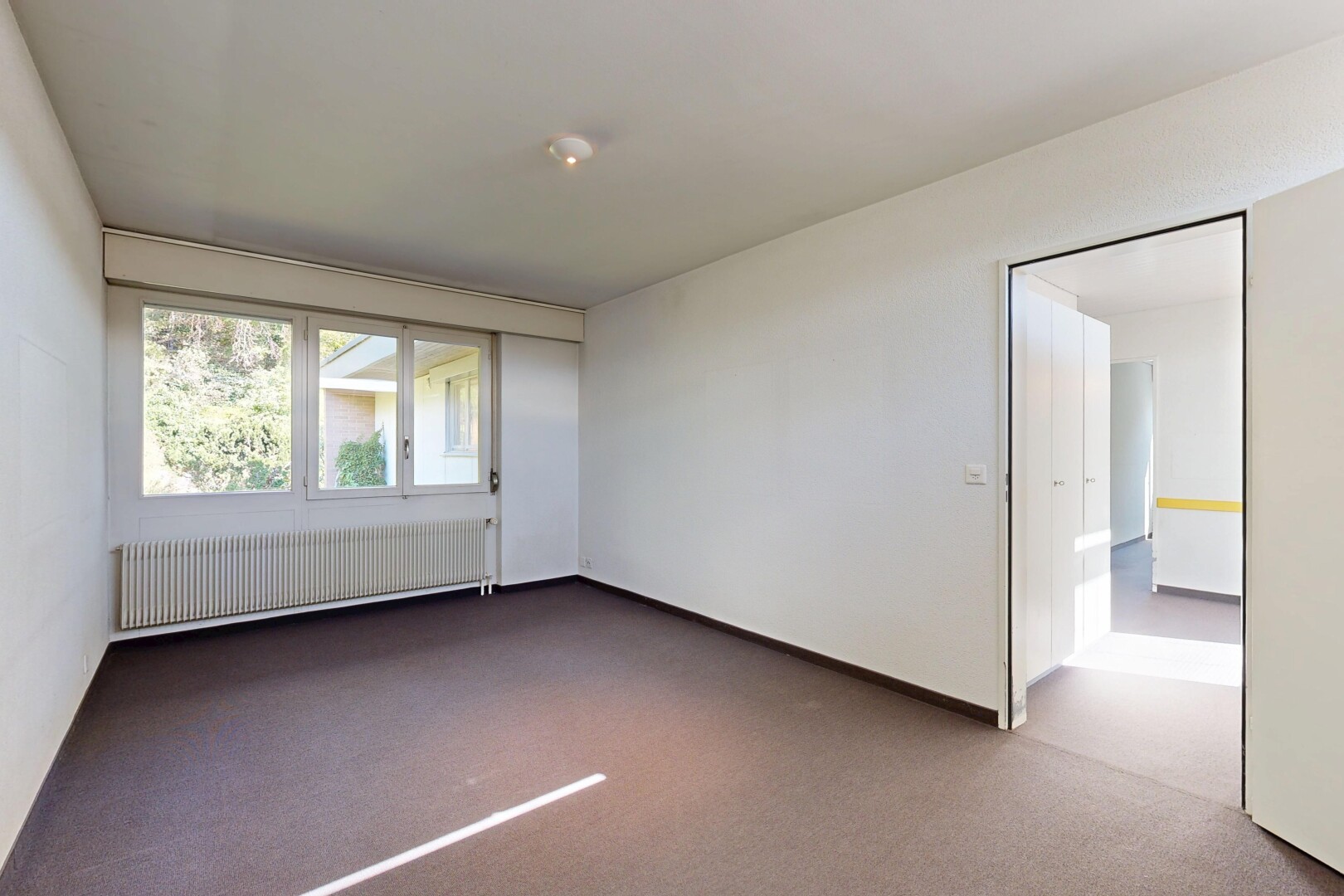 leerer raum mit kühler, drywall, gipskartonwand, inside property, und carpet