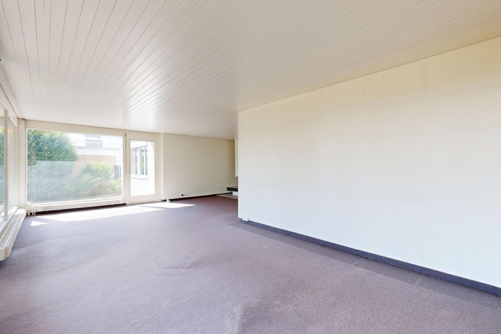 leerer raum mit gipskartonwand, drywall, außenzugang, inside property, und teppich