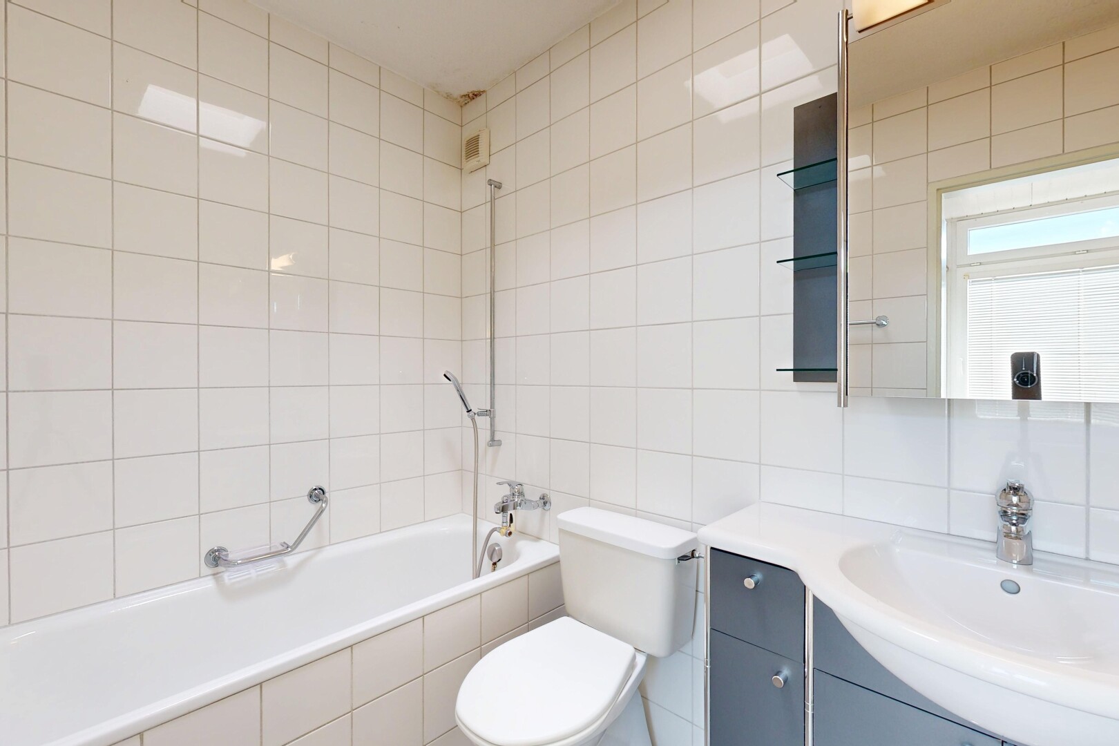 bad mit spiegel, komplettes badezimmer, waschbecken, tile wall, und fliesenwand