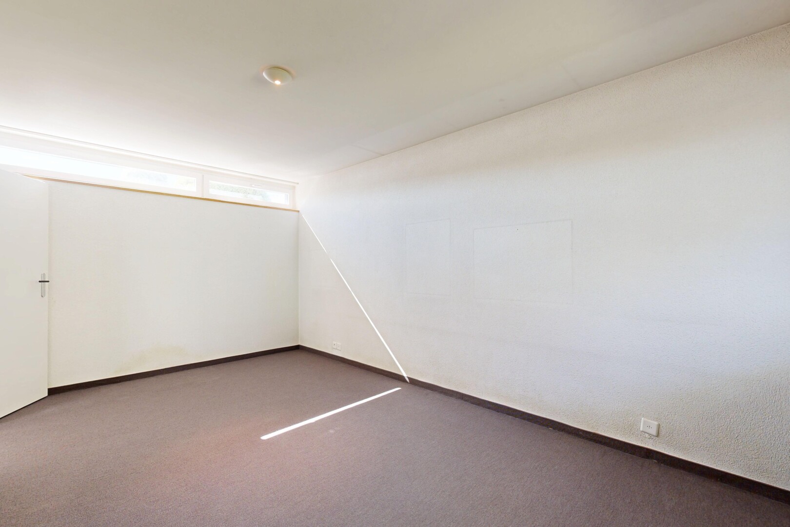 leerer raum mit inside property, teppich, carpet, gipskartonwand, und drywall