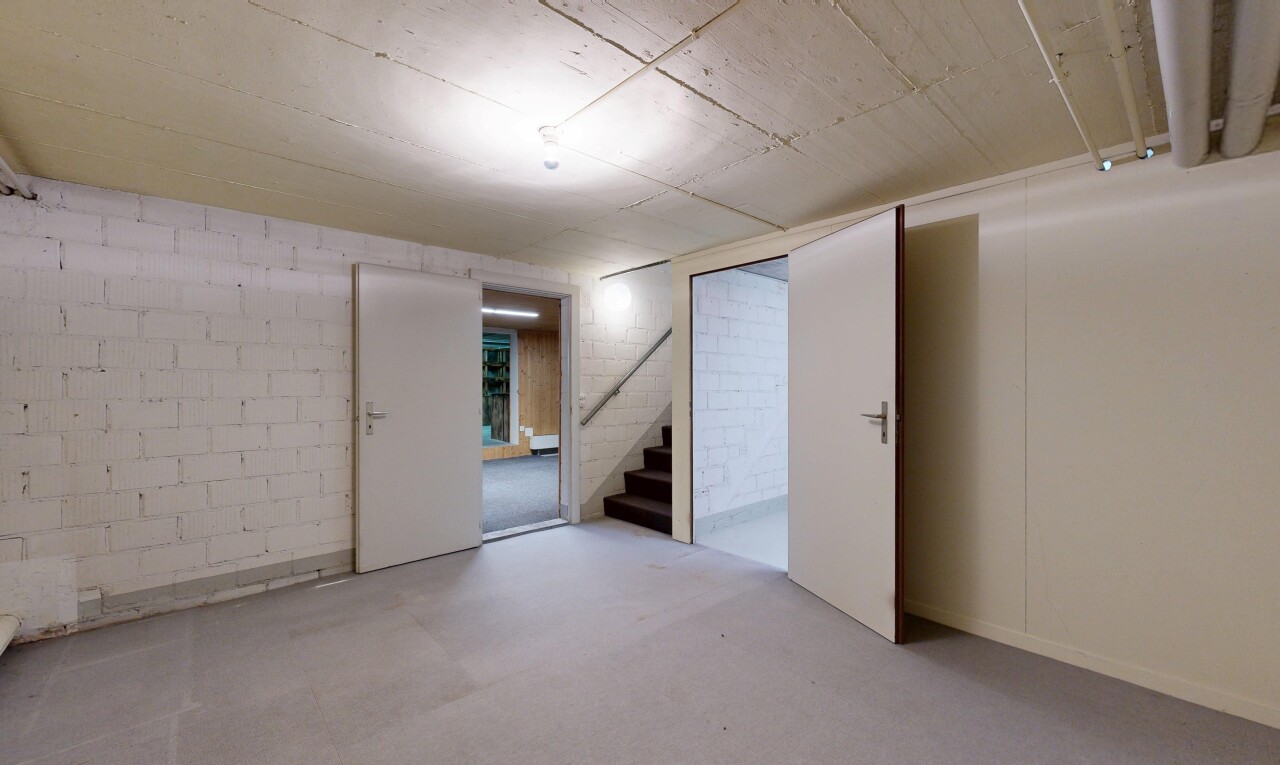 leerer raum mit treppen, keller, inside property, concrete block wall, und betonblockwand