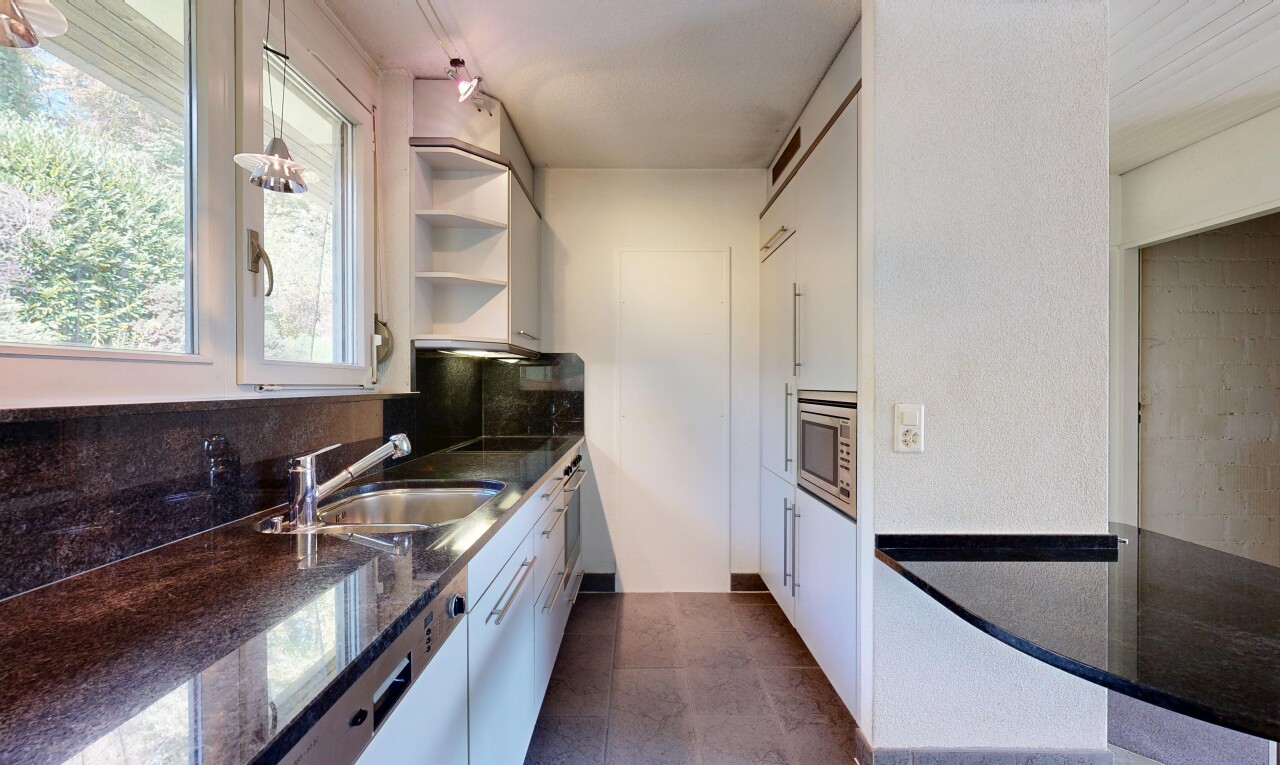 küche mit dark countertops, open shelves, offene regale, stone countertops, und stein arbeitsplatten