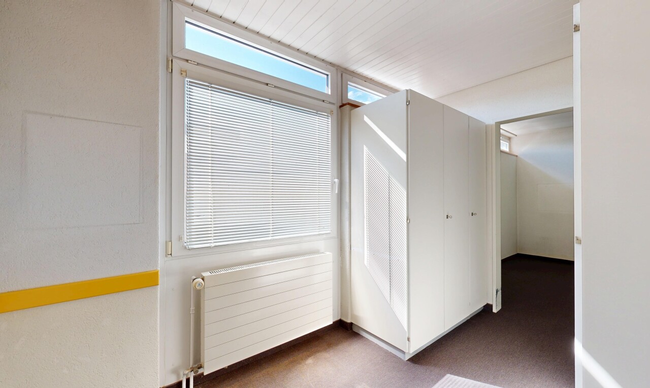 leerer raum mit kühler, drywall, gipskartonwand, carpet, und teppich