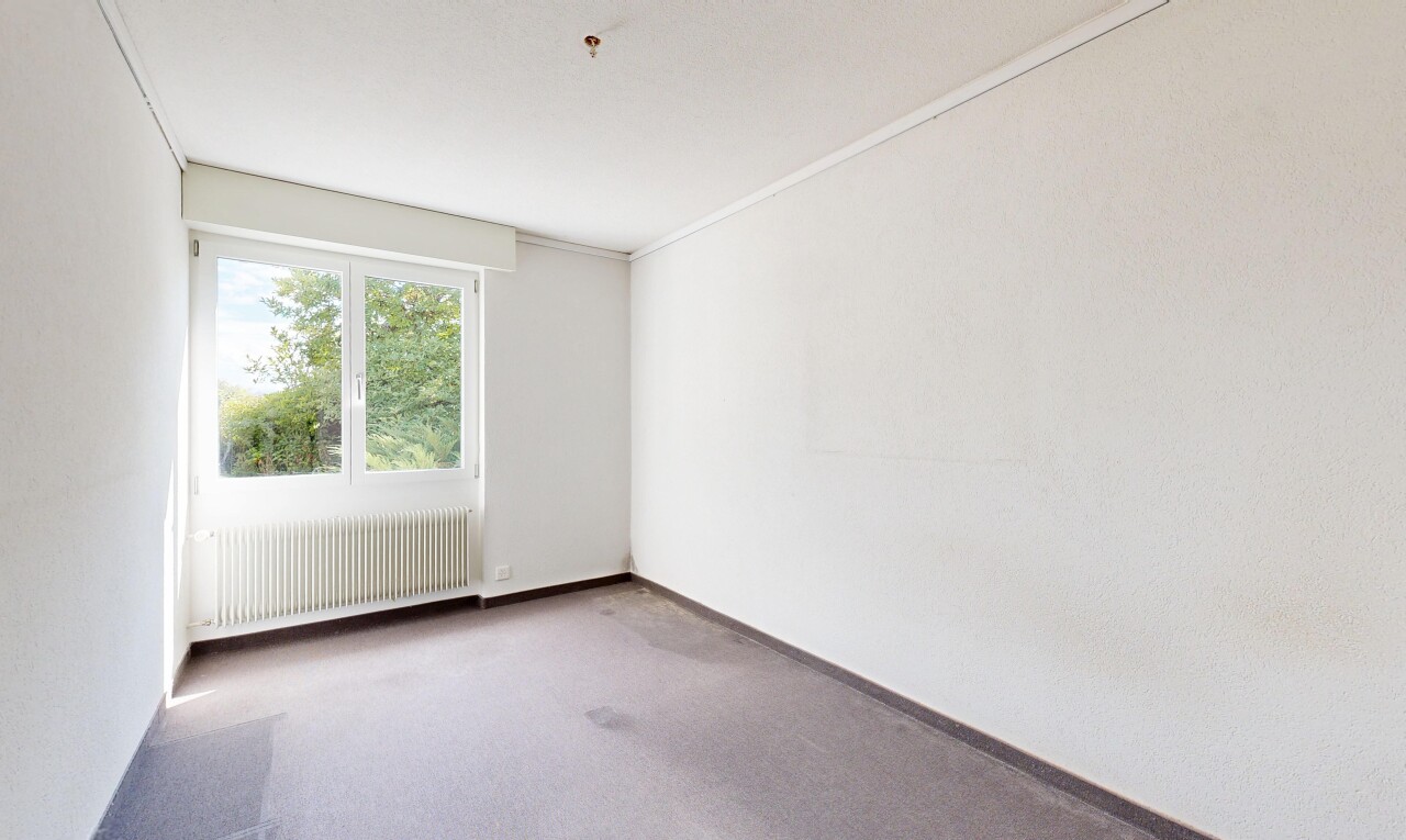 leerer raum mit kühler, teppich, carpet, inside property, und sockelleisten