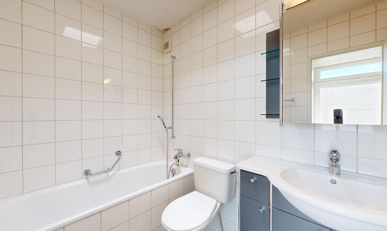 bad mit spiegel, komplettes badezimmer, waschbecken, tile wall, und fliesenwand