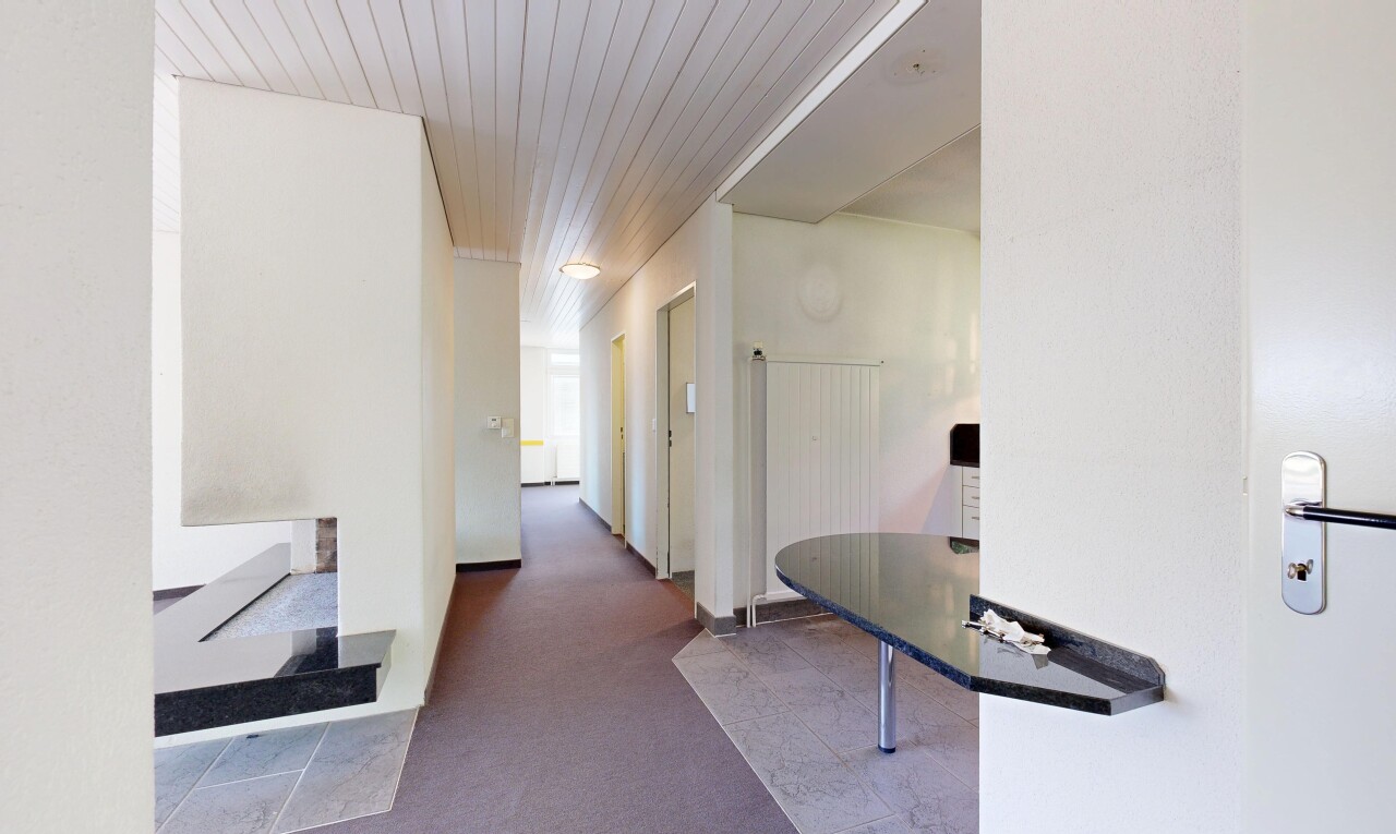 halle / korridor mit drywall, gipskartonwand, wood ceiling, holzdecke, und inside community