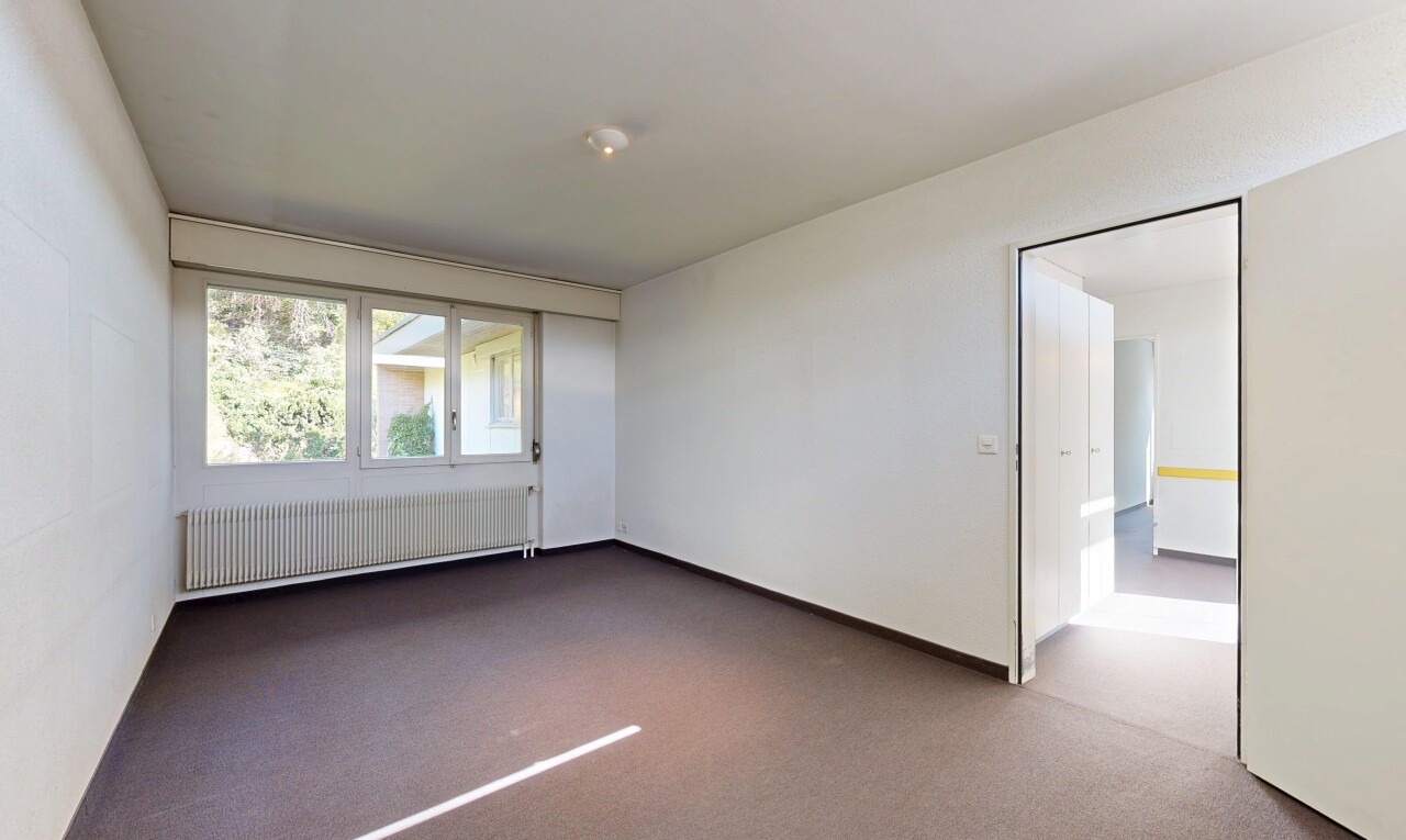 leerer raum mit kühler, drywall, gipskartonwand, inside property, und carpet