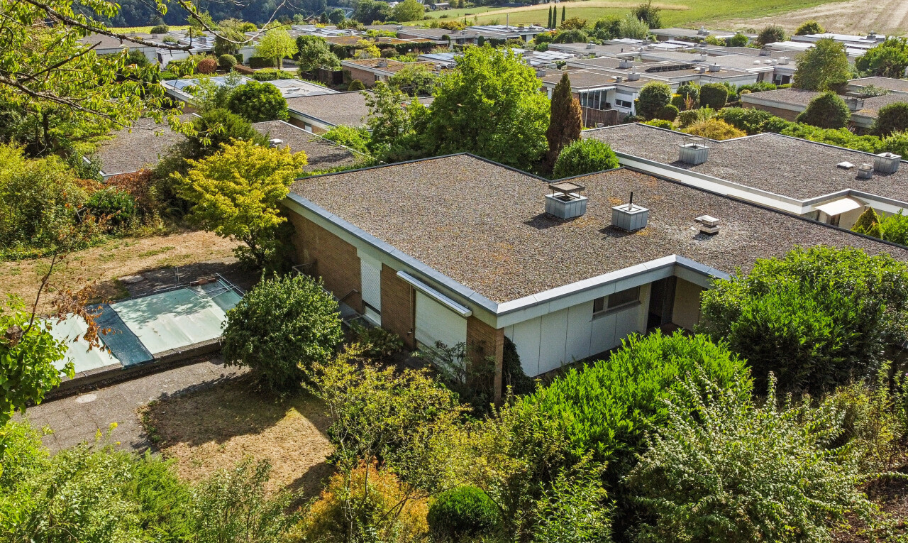 außenansicht mit property visible, teer-kies-dach, und drone view