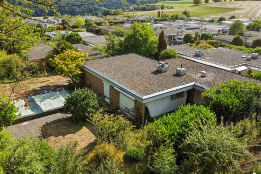 außenansicht mit property visible, teer-kies-dach, und drone view