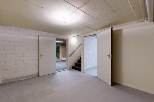 leerer raum mit treppen, keller, inside property, concrete block wall, und betonblockwand
