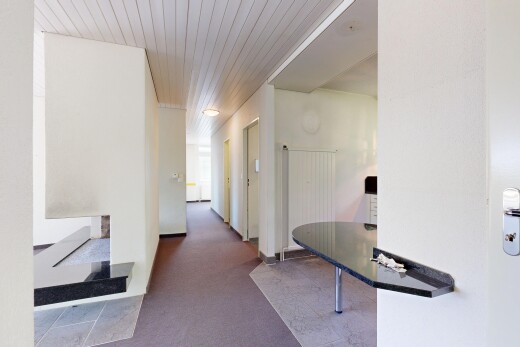 halle / korridor mit drywall, gipskartonwand, wood ceiling, holzdecke, und inside community