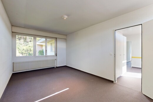 leerer raum mit kühler, drywall, gipskartonwand, inside property, und carpet