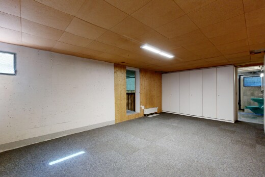 leerer raum mit low ceiling, niedrige decke, keller, kleiderschrank, und inside property