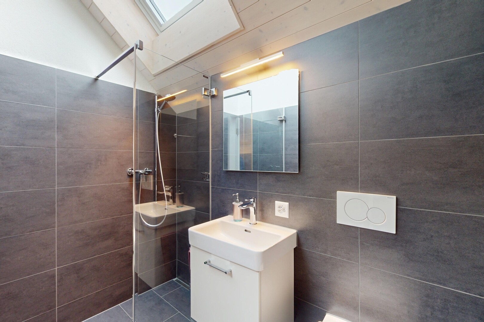 bad mit spiegel, dusche, fliesenwand, dachfenster, und schminktisch
