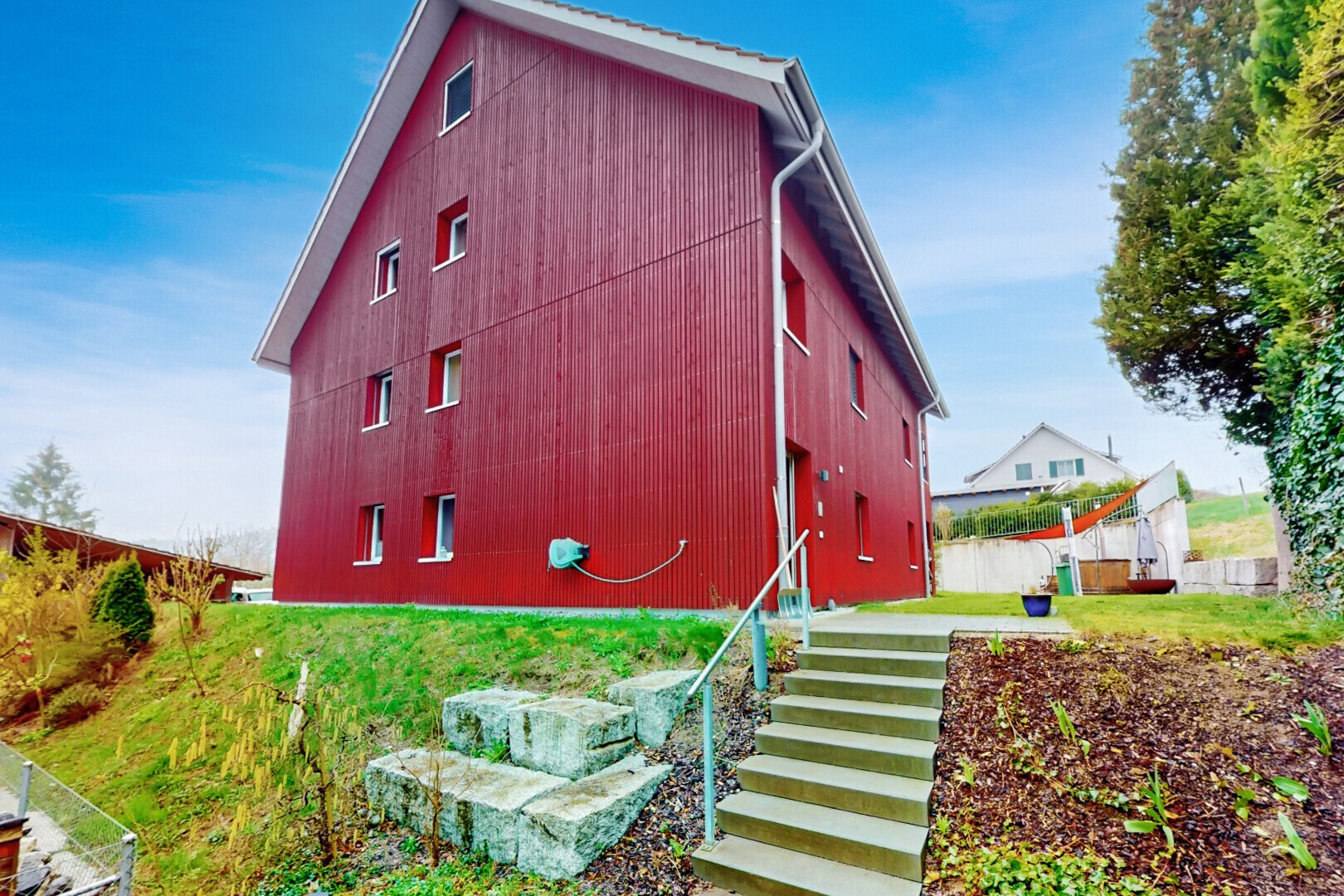 außenansicht mit vertikale verkleidung, property visible, holzverkleidung, day time, und scheune