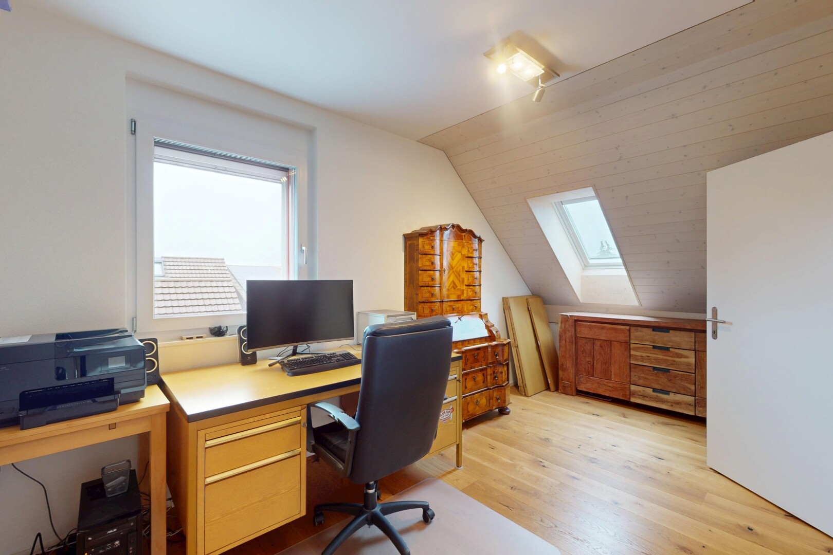 büro mit fernseher, dachfenster, holzfußboden, natürliches licht, und dachschräge