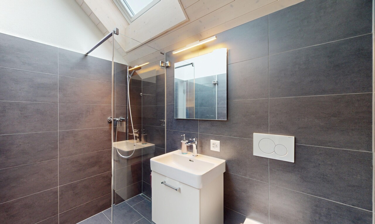 bad mit spiegel, dusche, fliesenwand, dachfenster, und schminktisch