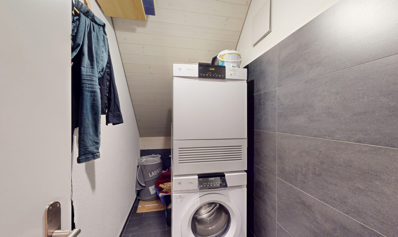 wäschekammer mit wäscherei, fliesenboden, und waschturm