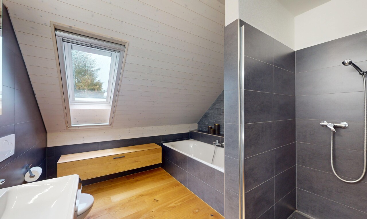 bad mit komplettes badezimmer, dachschräge, dusche, natürliches licht, und holzfußboden