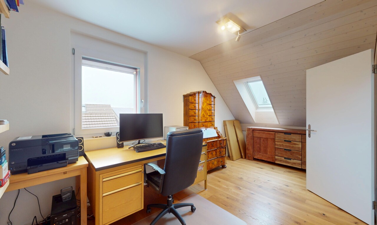 büro mit fernseher, dachfenster, holzfußboden, natürliches licht, und dachschräge