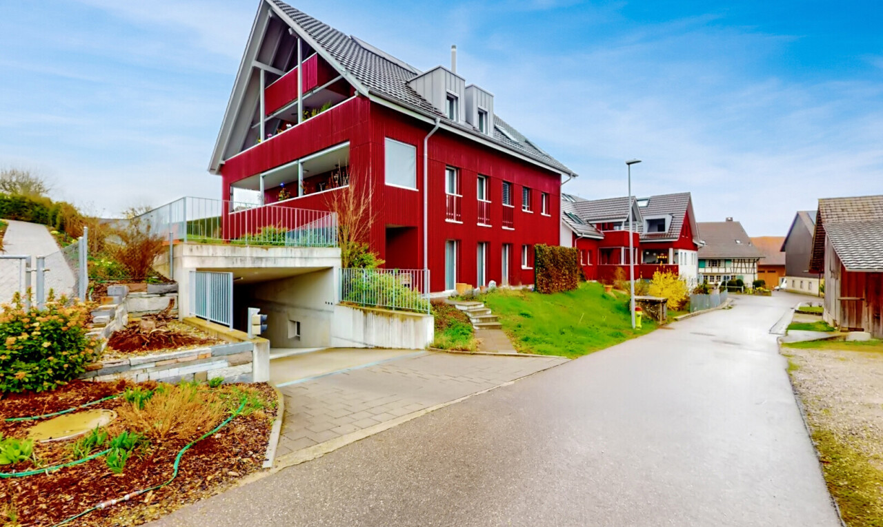 außenansicht mit day time, dachgaube, property visible, auffahrt, und balkon