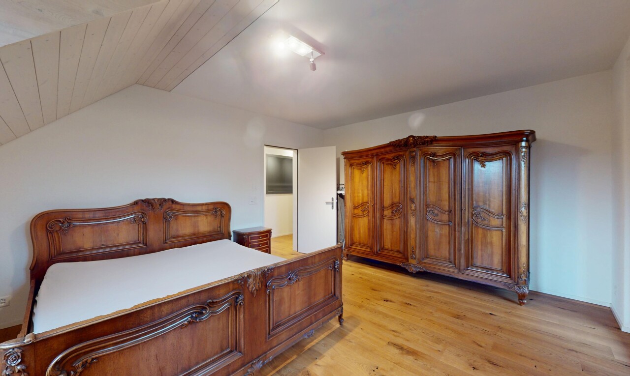 zimmer / schlafzimmer mit holzfußboden, gipskartonwand, und dachschräge