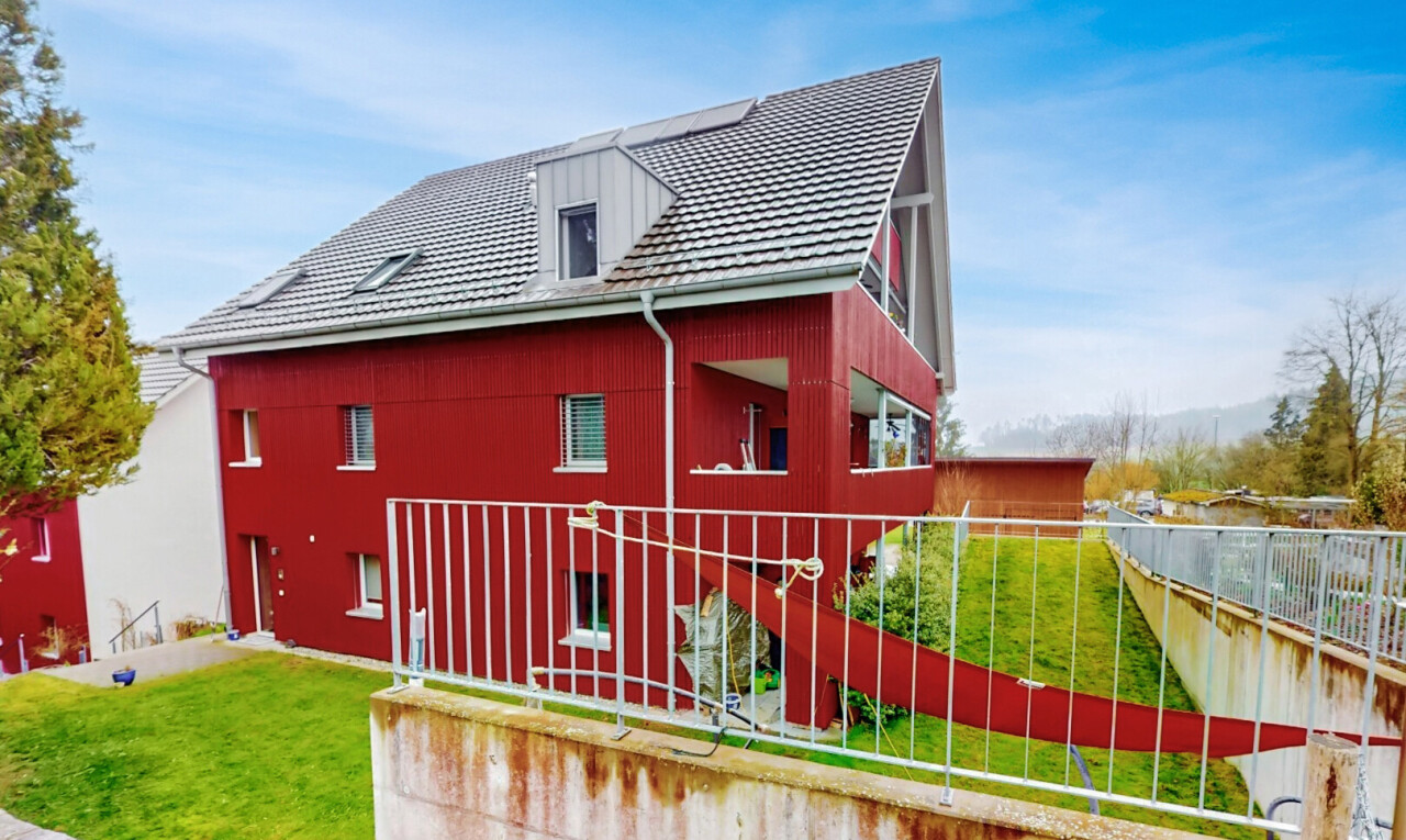 außenansicht mit dachgaube, rasen, property visible, vertikale verkleidung, und day time