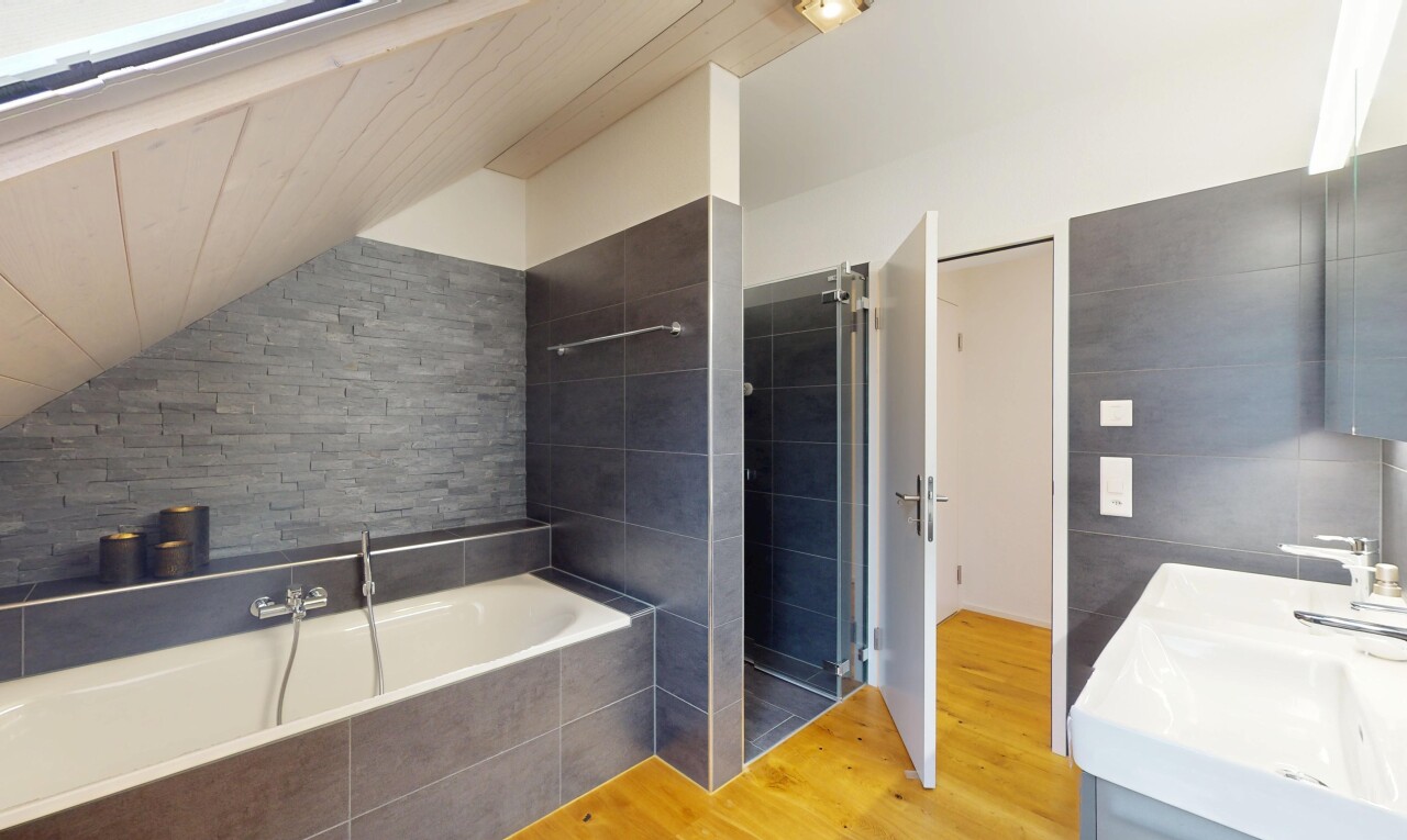 bad mit fliesenwand, bad, holzfußboden, komplettes badezimmer, und dachschräge