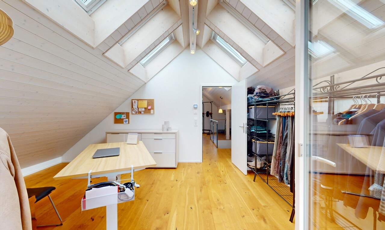 innenraum mit holzfußboden, balkendecke, zusätzliches zimmer, und dachfenster