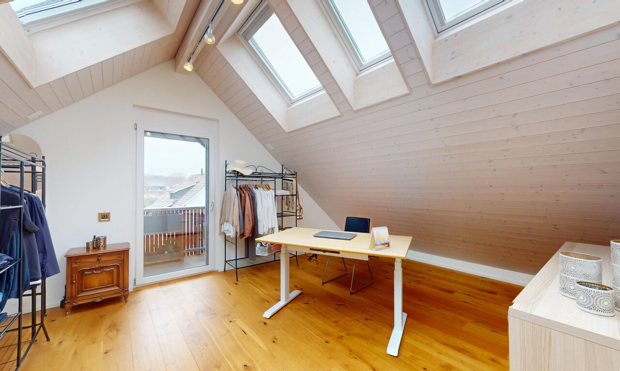 büro mit dachschräge, zusätzliches zimmer, dachfenster, balkendecke, und holzfußboden