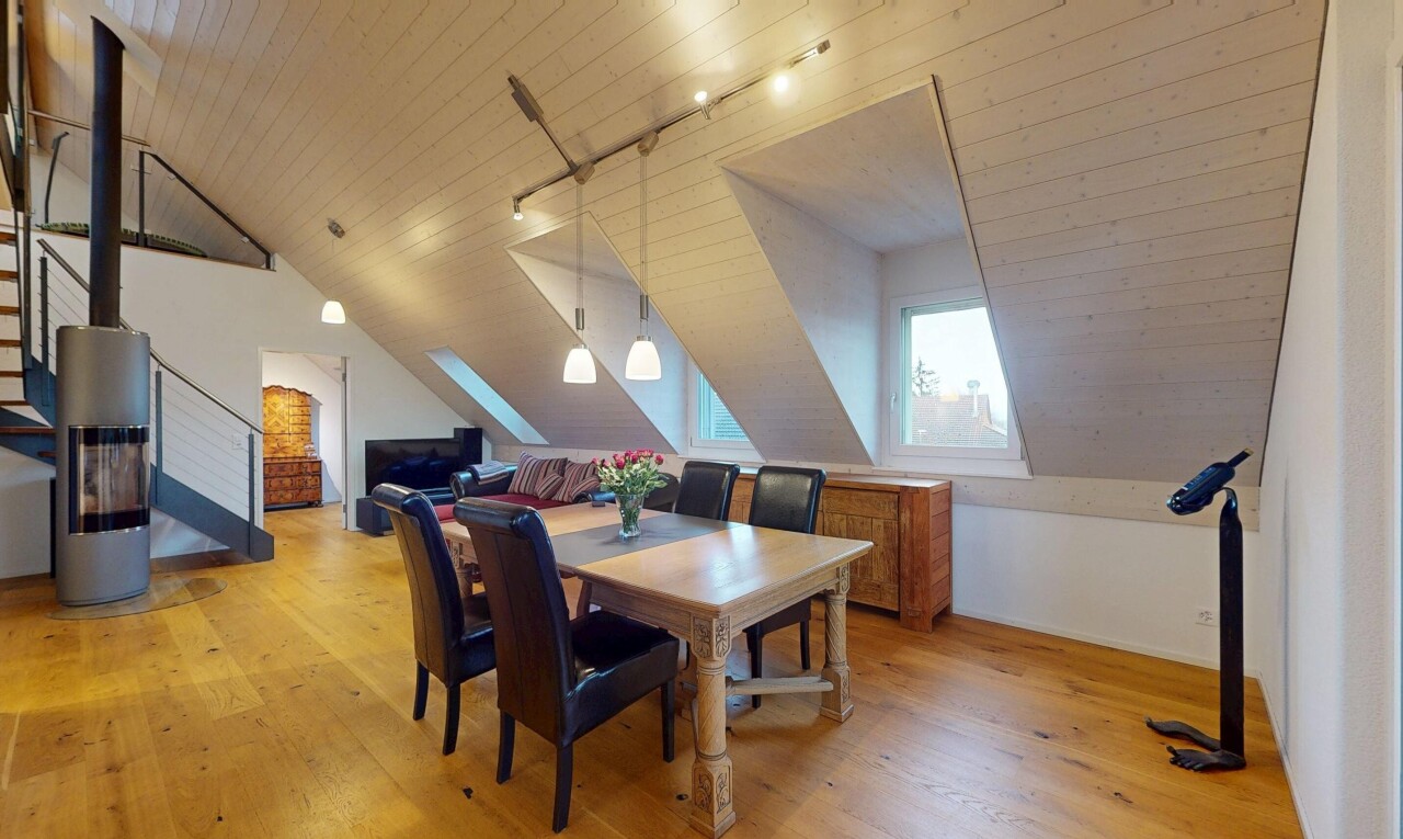esszimmer mit dachschräge, holzfußboden, natürliches licht, und holzdecke