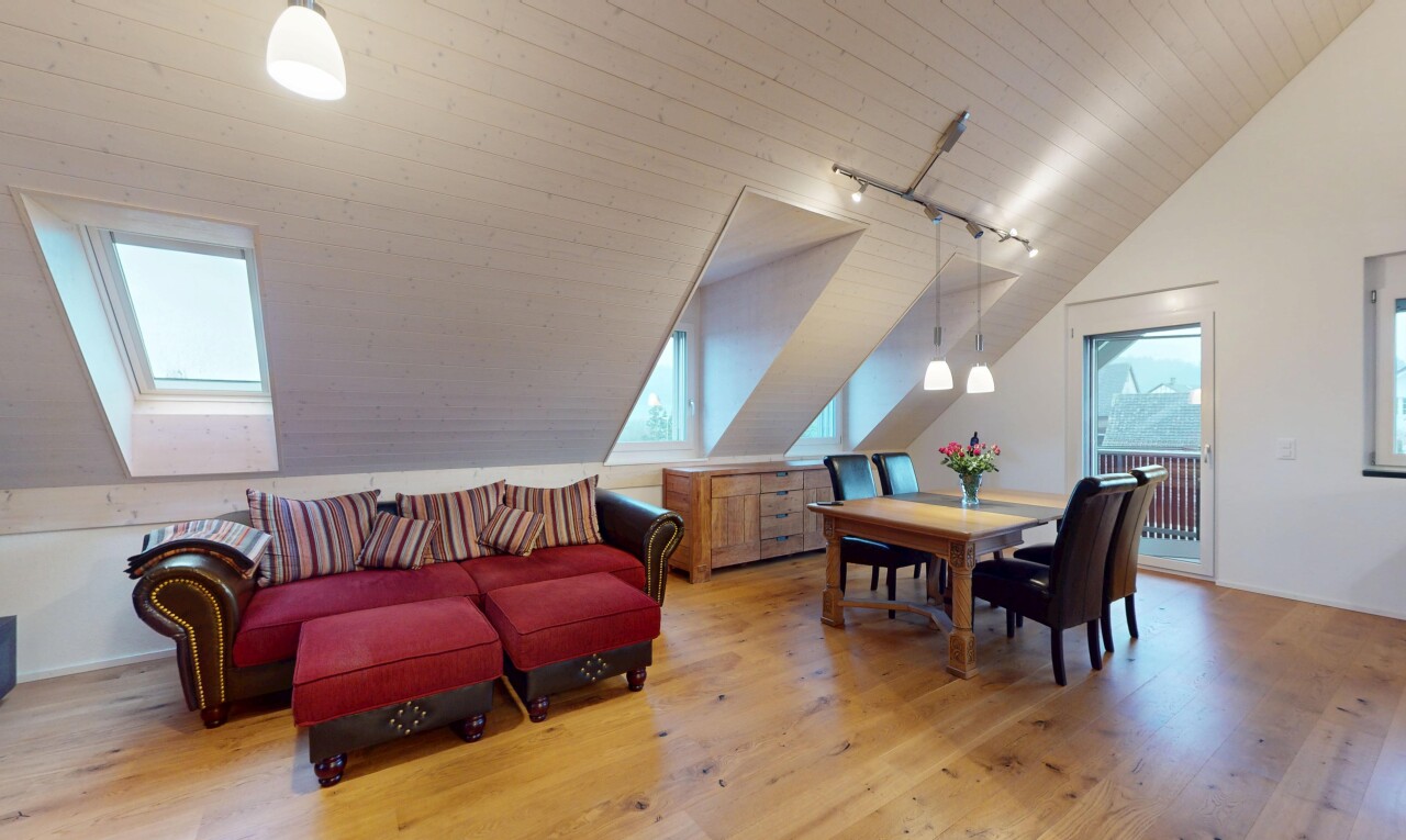 wohn- / esszimmer mit holzfußboden, zusätzliches zimmer, und natürliches licht