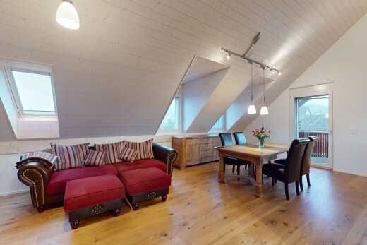 salon / salle à manger avec pièce supplémentaire, lumière naturelle, et sol en finition bois