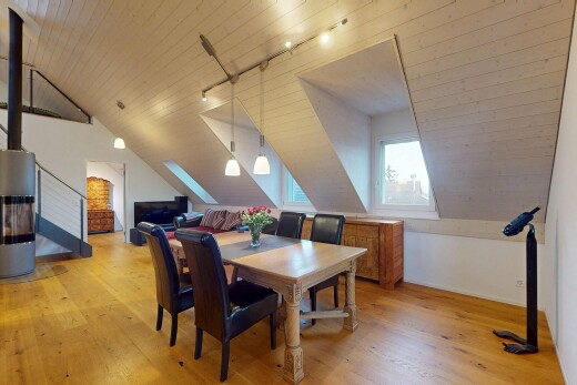 esszimmer mit dachschräge, holzfußboden, natürliches licht, und holzdecke