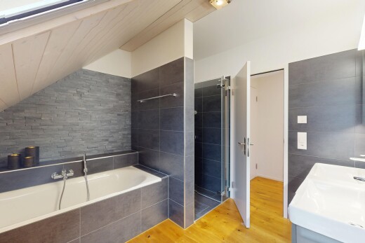 salle de bains avec plafond voûté, bain, salle de bain complète, mur en carrelage, et sol en finition bois