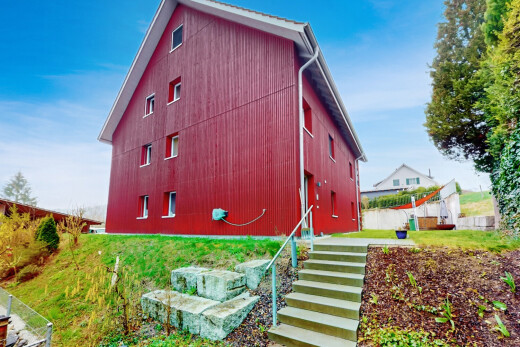 außenansicht mit vertikale verkleidung, property visible, holzverkleidung, day time, und scheune
