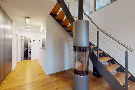 treppe mit holzfußboden und gipskartonwand