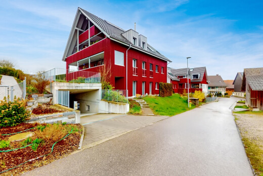 außenansicht mit day time, dachgaube, property visible, auffahrt, und balkon