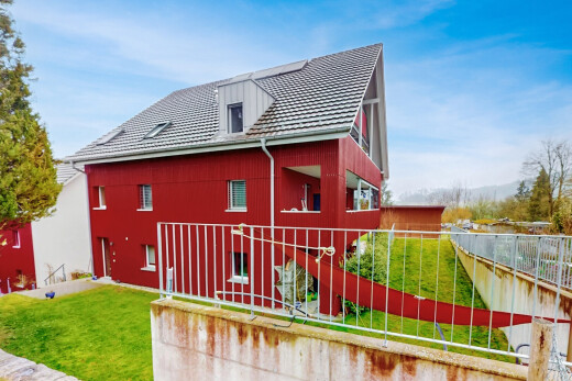 außenansicht mit dachgaube, rasen, property visible, vertikale verkleidung, und day time