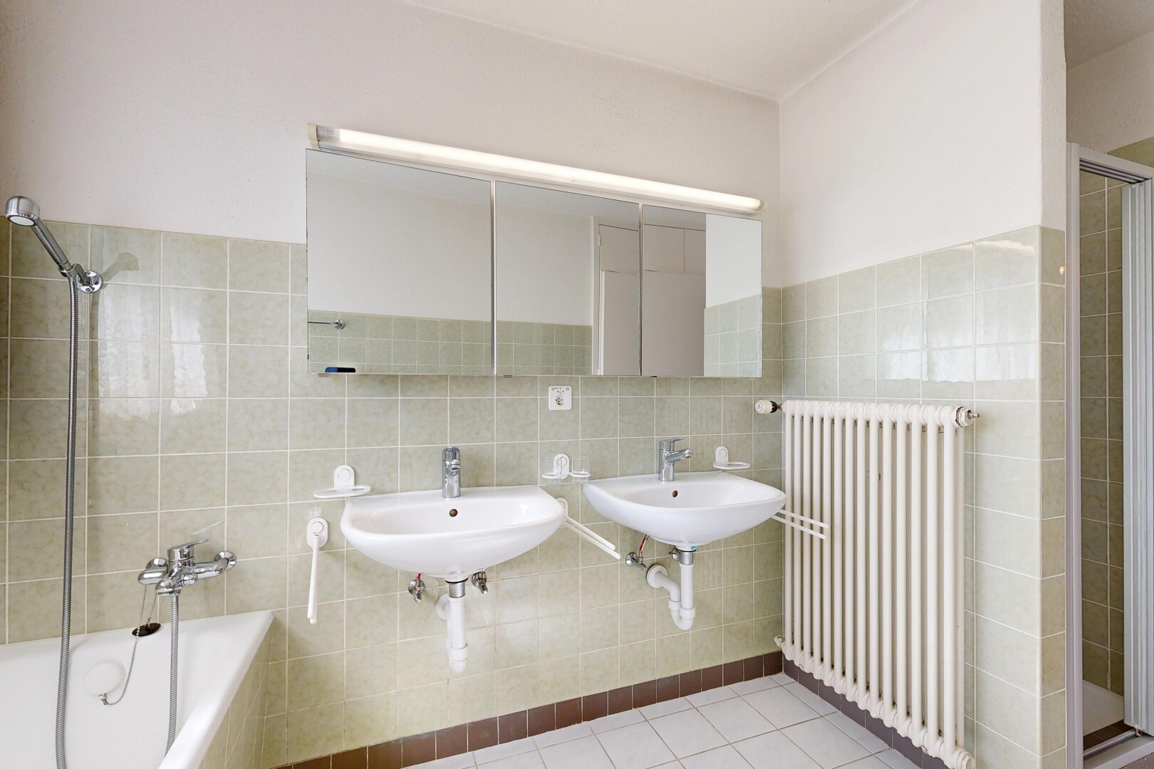 bad mit komplettes badezimmer, kühler, fliesenwand, tile wall, und inside property