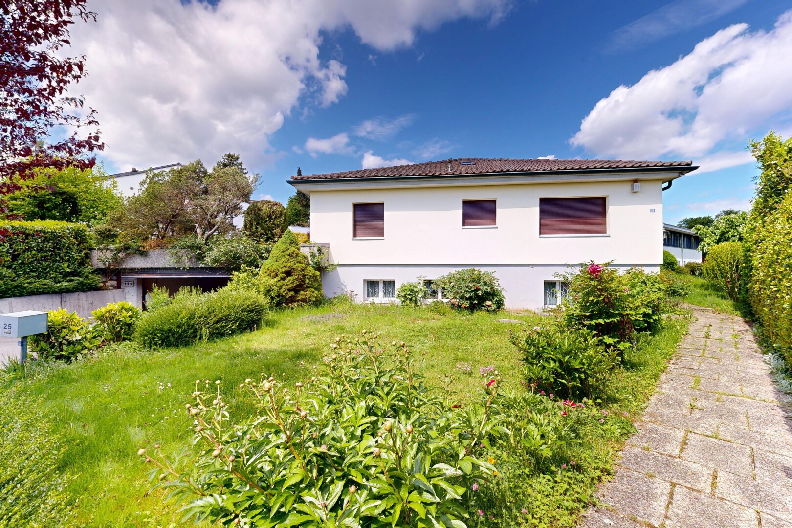 außenansicht mit stuckverkleidung, rasen, day time, property visible, und ziegeldach