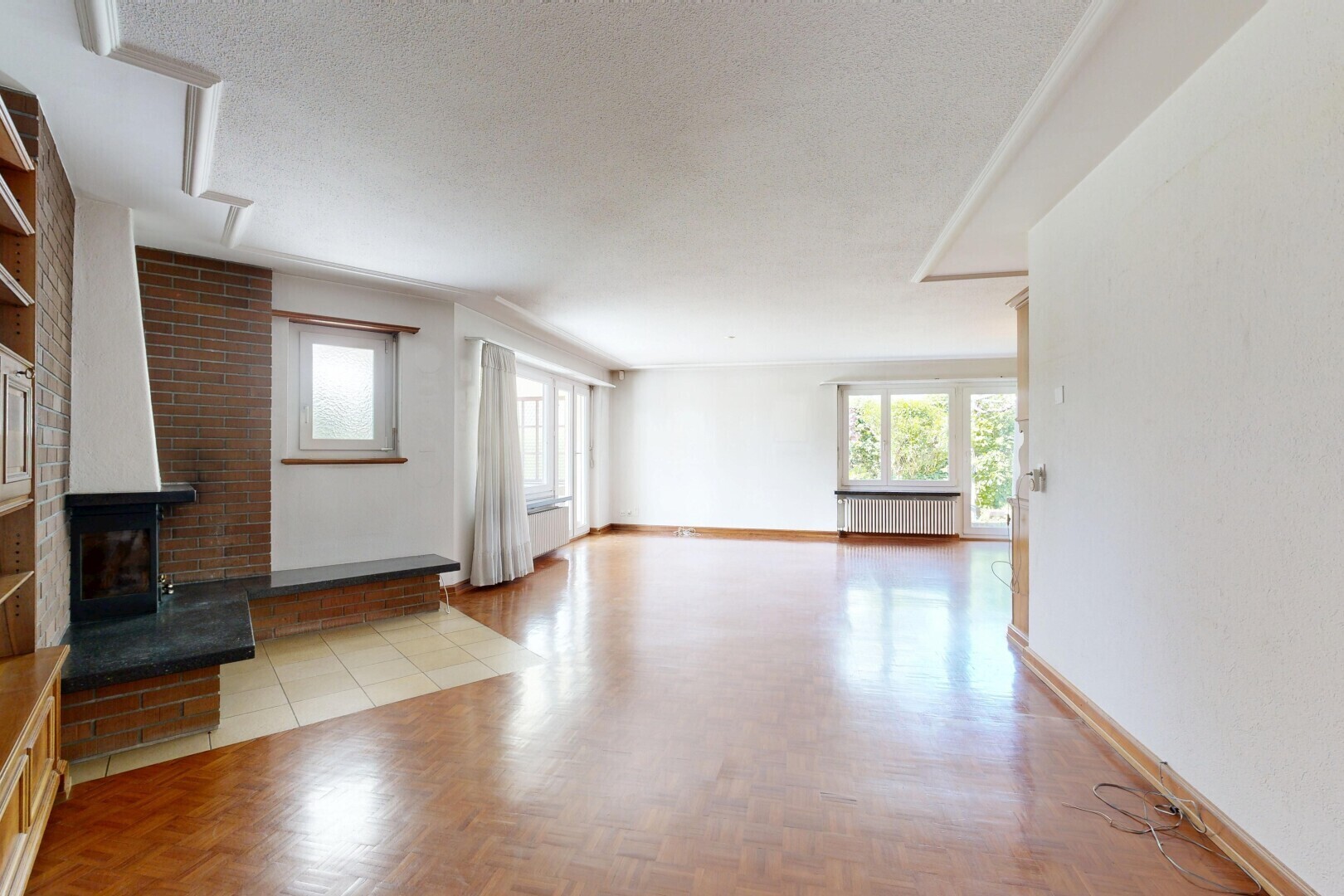 wohnzimmer mit holzfußboden, wood finish floor, inside property, gipskartonwand, und drywall