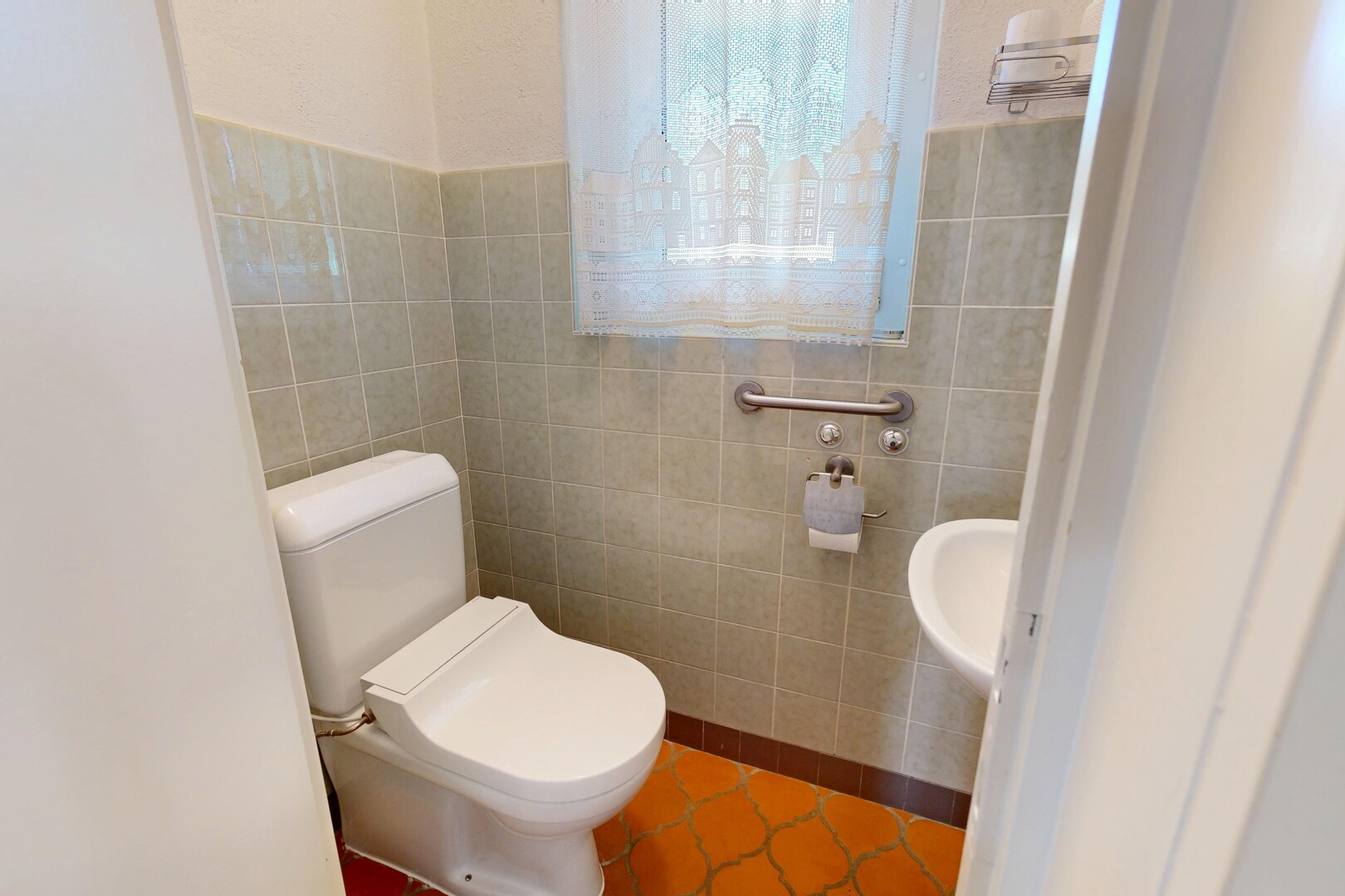 bad mit tile wall, fliesenwand, toilette, inside property, und natural light