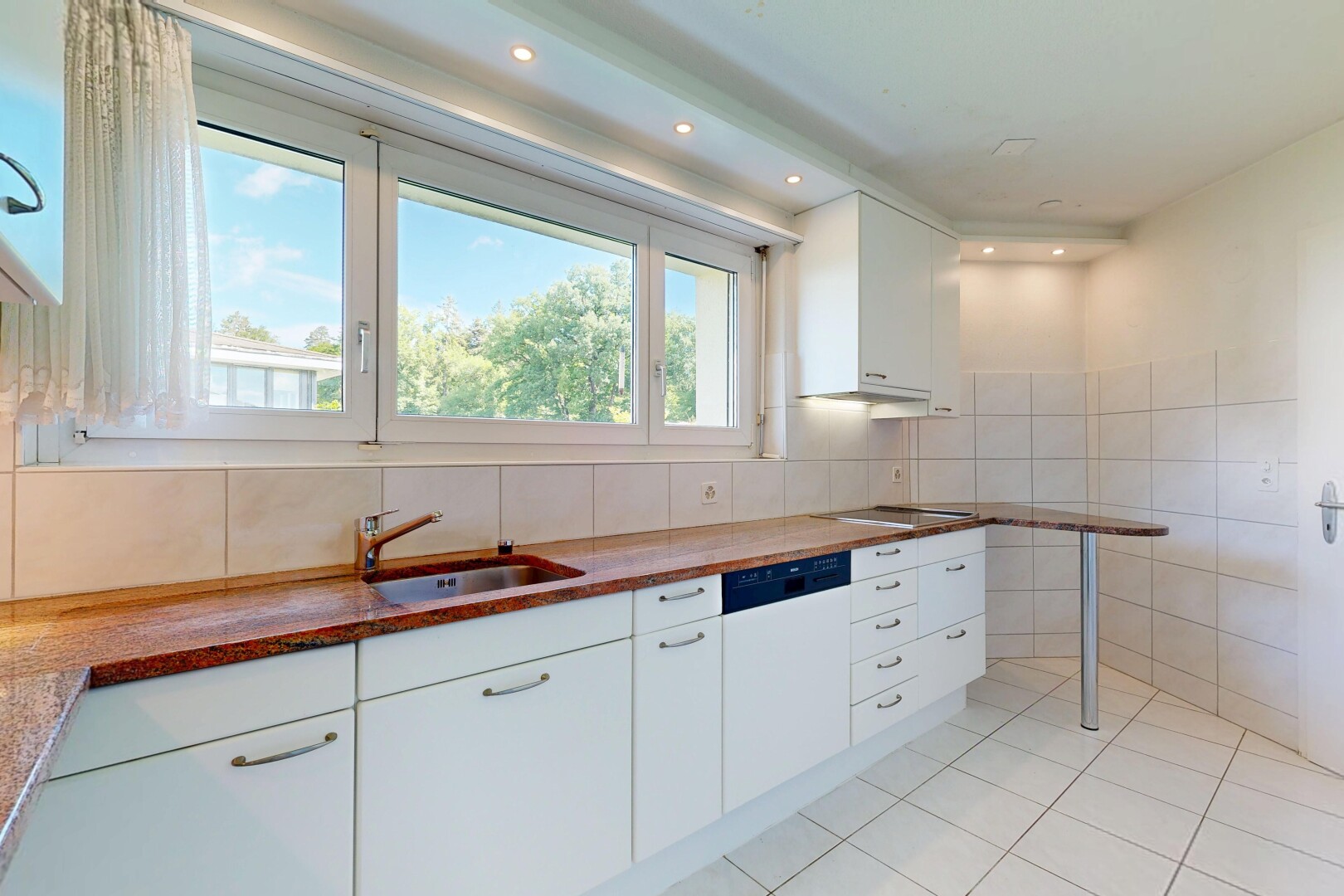 küche mit fliesenwand, tile wall, weiße schränke, white cabinets, und day time