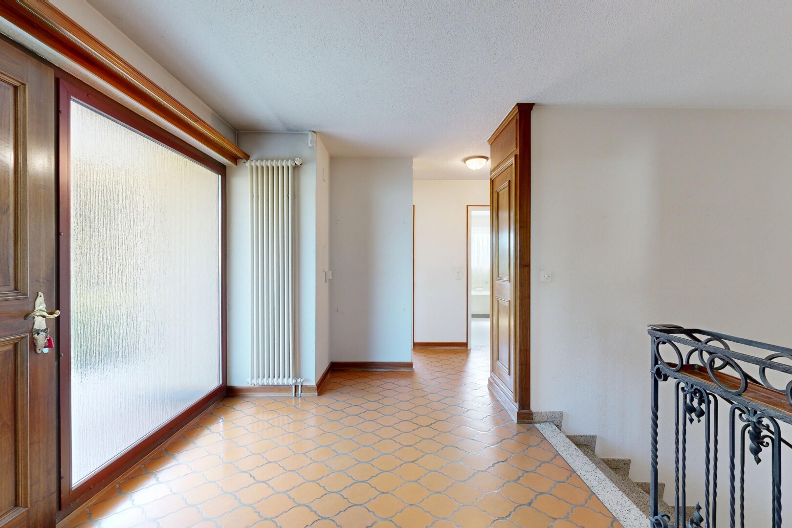 leerer raum mit gipskartonwand, drywall, inside property, light floor, und natürliches licht