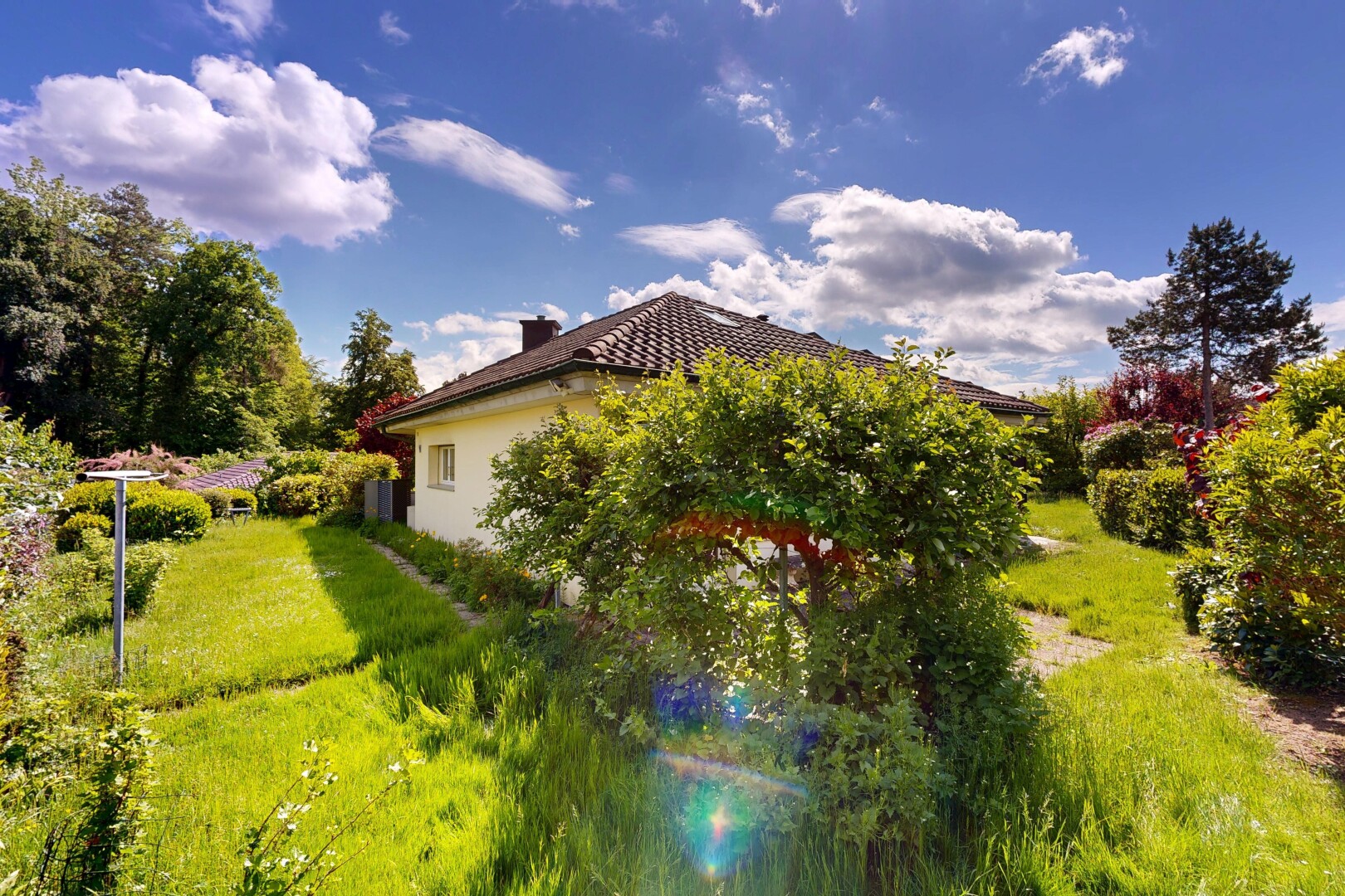 garten mit rasen, property visible, und day time