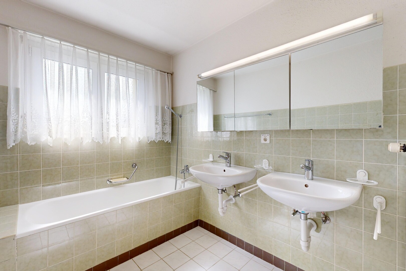 bad mit komplettes badezimmer, tile wall, fliesenwand, inside property, und kombiniertes bad / dusche