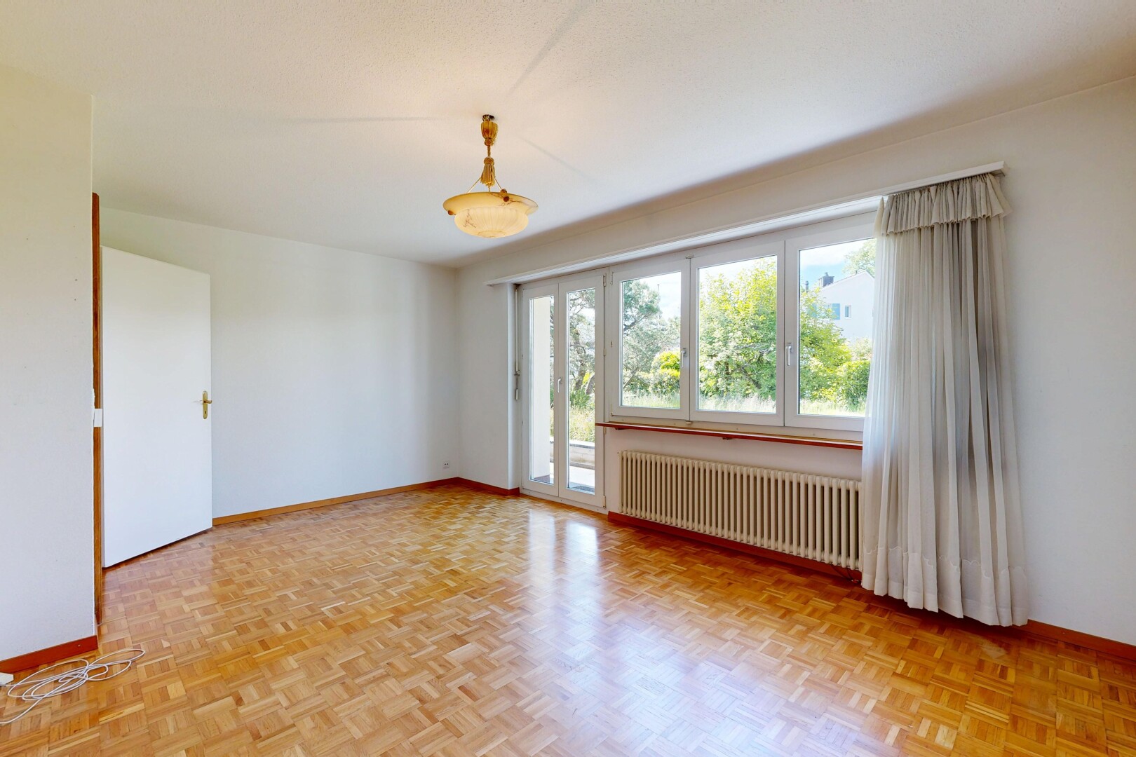 leerer raum mit drywall, gipskartonwand, kühler, inside property, und natural light