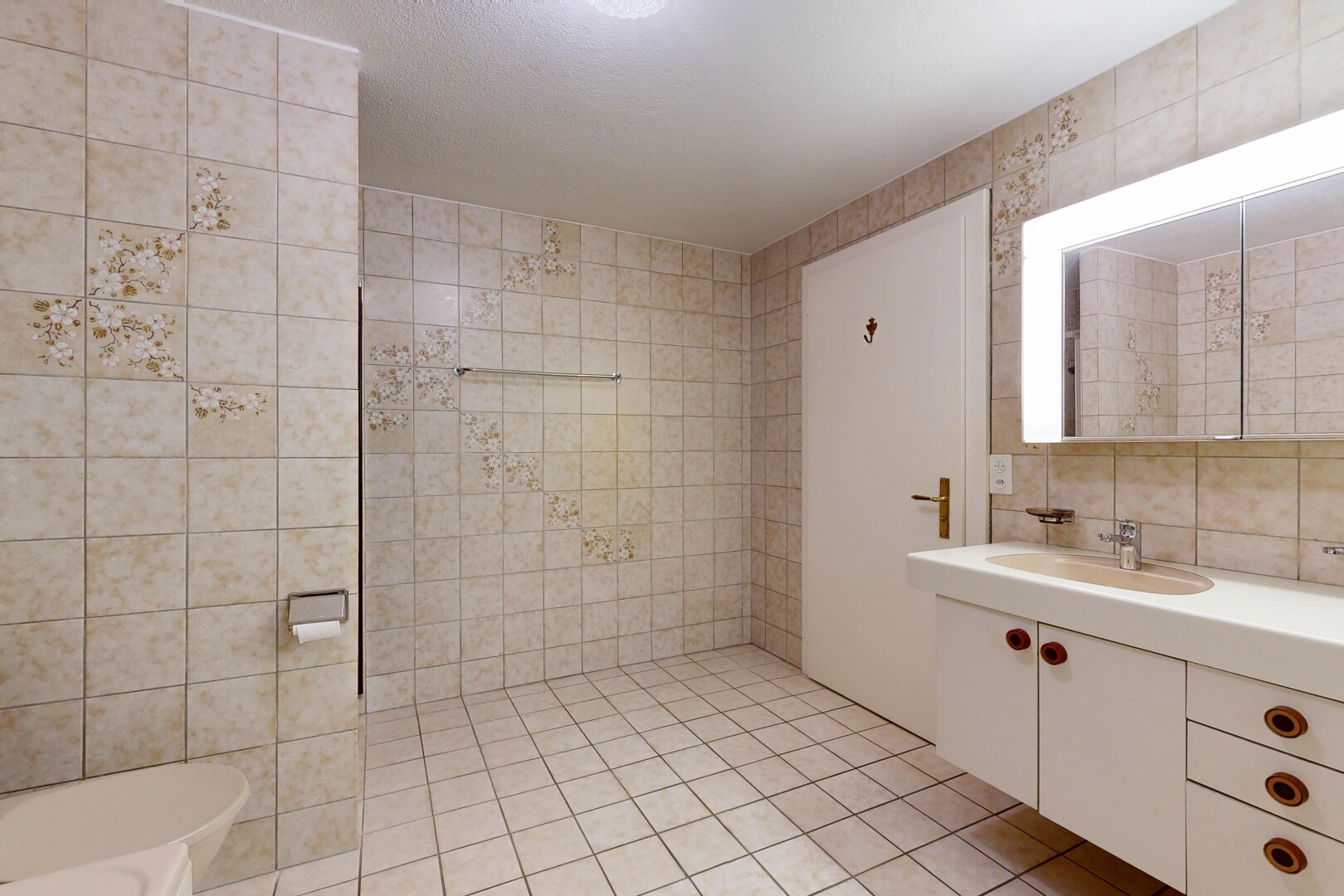 bad mit fliesenwand, tile wall, spiegel, komplettes badezimmer, und inside property