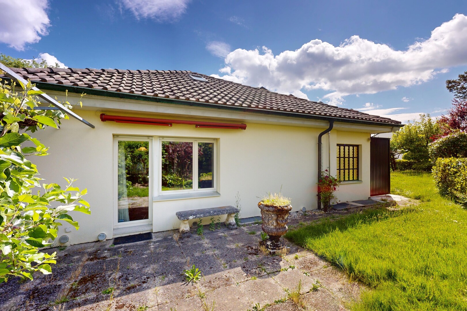 außenansicht mit rasen, day time, from property, stuckverkleidung, und ziegeldach
